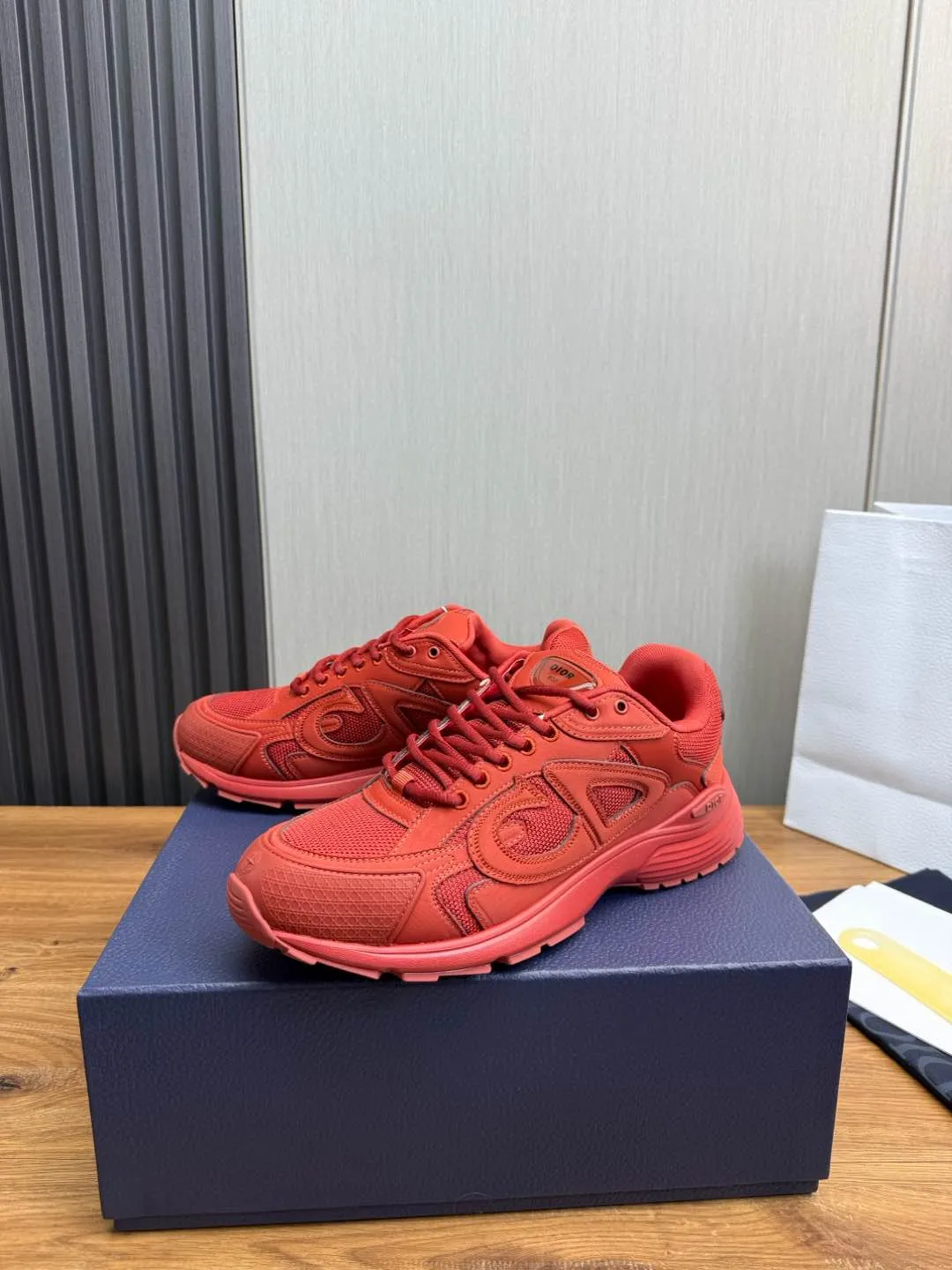 Men's men's shoes 💰740💰 D's Dior ~ New B30 Couple 👫 low-top sneakers ✅ are carefully made of gray mesh fabric and white technical fabric, decorated with reflective "CD30" graphic logo, and "DIO ~ B30" and "CD30" logos on the heel and tongue. An extra-light, sculpted rubber sole with signature accents adds style, while internal stretch details create ideal comfort. It can be matched with various casual styles to show the fashionable and modern sports style〰️ Size: 35-40 (customized at 40 for women) 39-45 (customized at 38.45 for men)